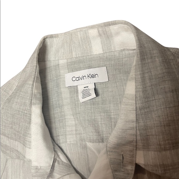 Calvin Klein button down shirt.      B2 - Picture 3 of 8
